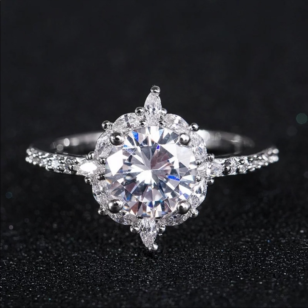 Beautiful dazzling ring - Picture 3 of 9